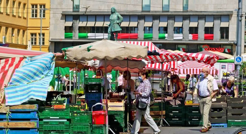 Der hallesche Wochenmarkt soll attraktiver werden. Der Prototyp eines neuen Verkaufsstandes wird aktuell entwickelt.