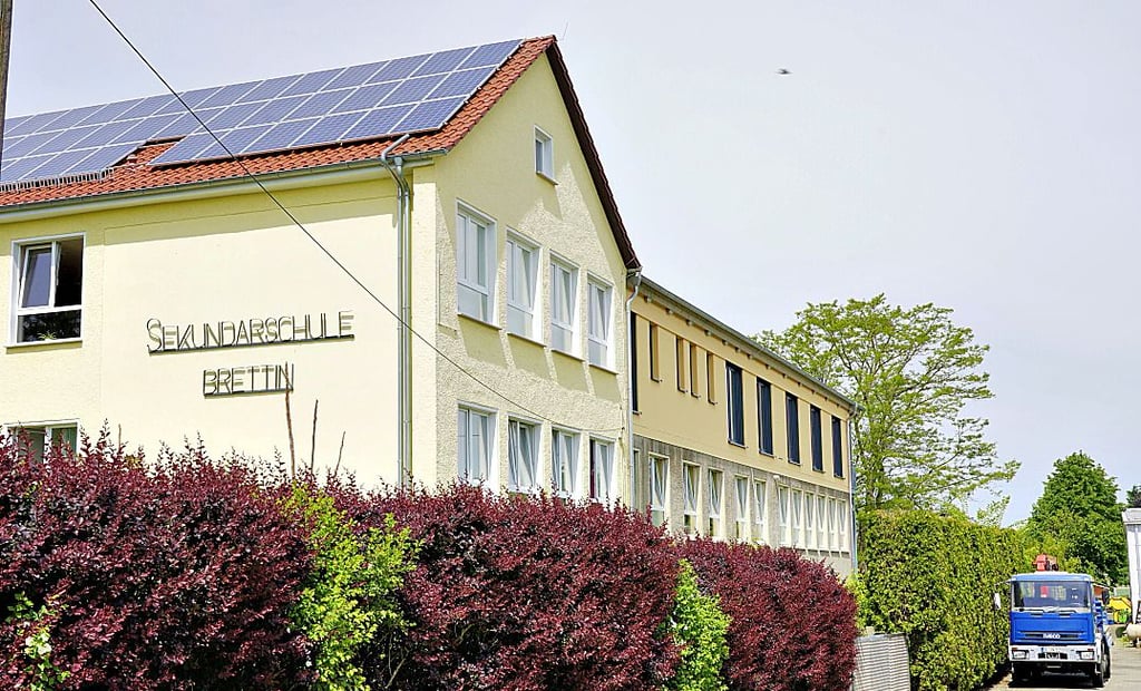 Hier haben die Schule, Firmen und beide Verwaltungen Hand in Hand gearbeitet. Die Sekundarschule Brettin mit einem neuen Stockwerk.