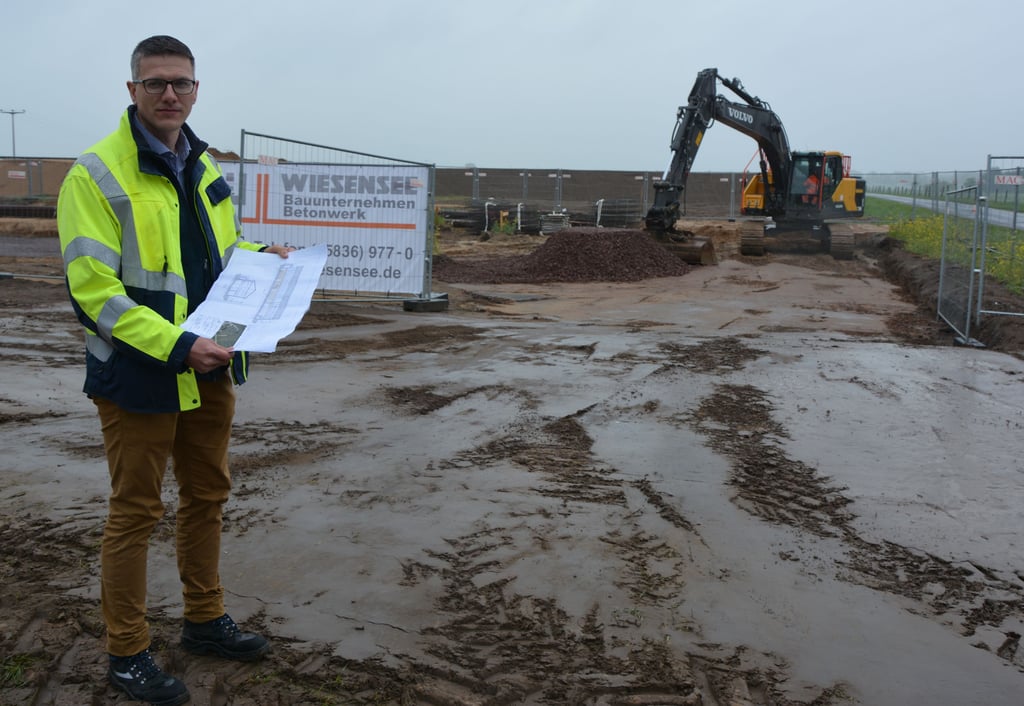 Marco Perlberg, Abteilungsleiter Strom der Stadtwerke Energienetze, an der Baustelle für die neue Schaltstation am Tieferwisch.
