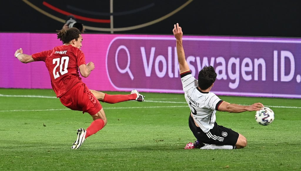 Fußball-Länderspiel Deutschland gegen Dänemark: Yussuf Poulsen (l) trifft zum 1:1. Mats Hummels (r) kann den Treffer nicht verhindern.