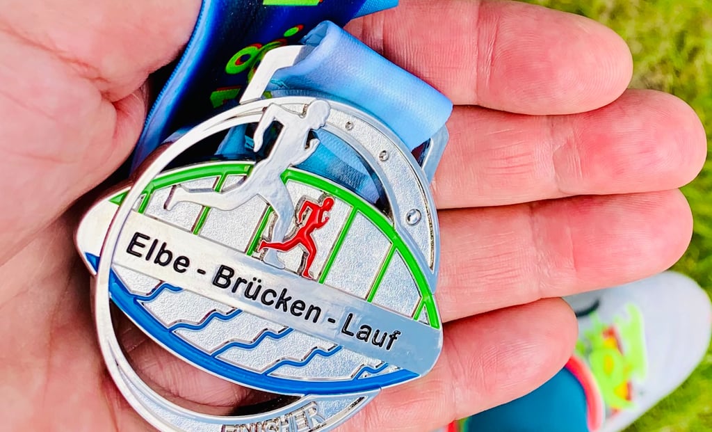 Das lohnende Ziel: Die Medaillen des Elbe-Brücken-Laufes in den Händen der Bode-Runners.