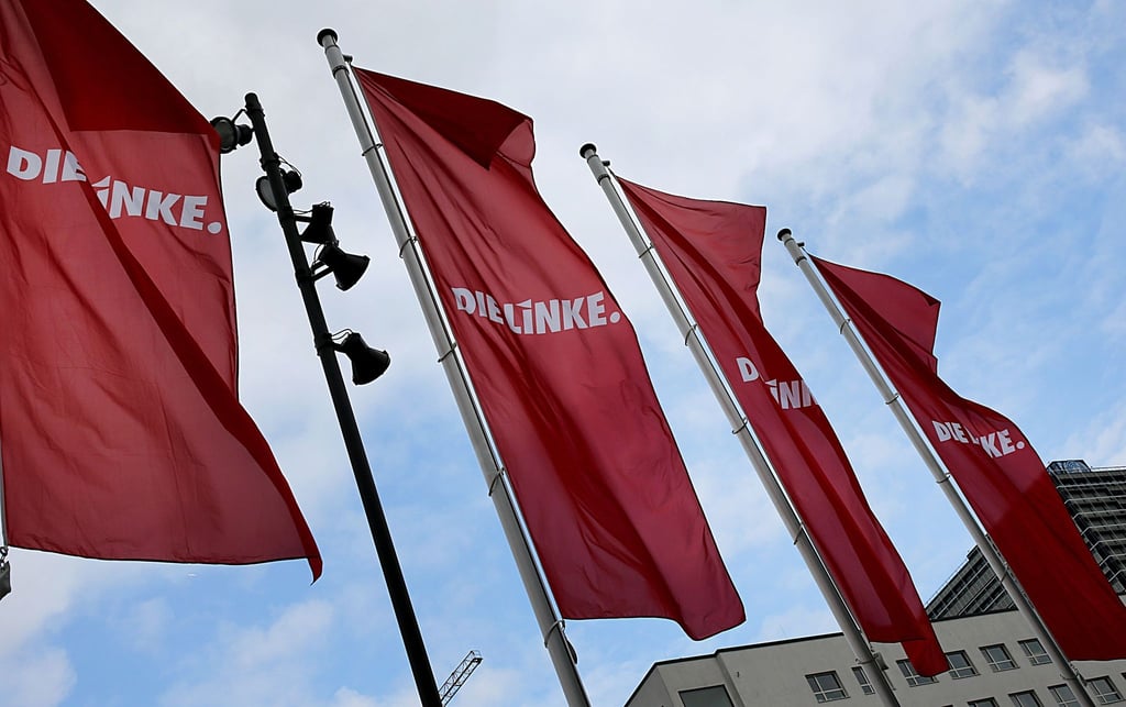 Fahnen der Linkspartei wehen im Wind.