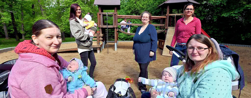 Susanne Meinel mit Sohn Ben, Anja Silabetzschky und Max (vorn, v.l.) Nicole Voigt und Lumina, Nadja Laue und Hebamme Elisabeth Sandyra (hinten, v.l.) beim Treffen der Krabbelgruppe auf dem Spielplatz