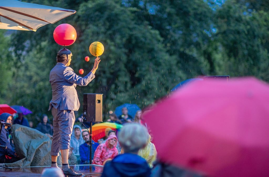 Künstler, Artisten und Sänger spielen beim Kleinkunstfestival "Kleines Fest im großen Park".