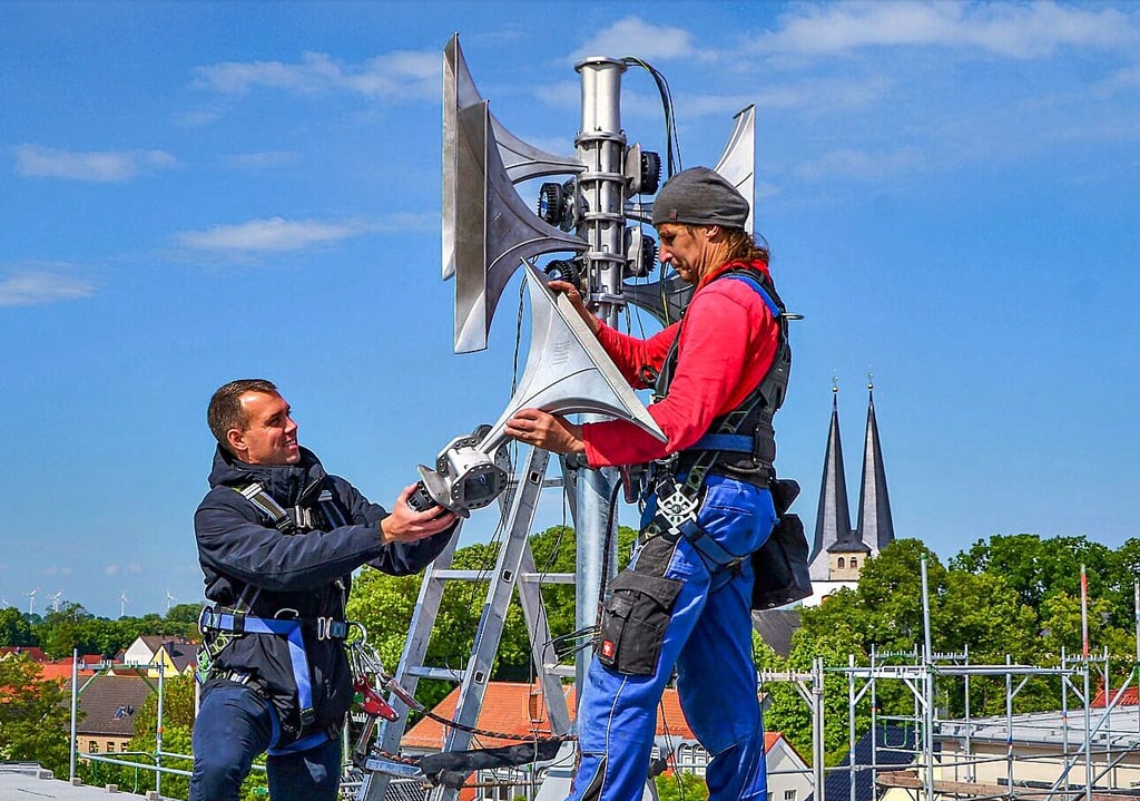 Der Sachbearbeiter für Brandschutz der Stadt Wanzleben, Steven Kraft (links) packt beim Sirenaufbaun selber mit an. Er geht Axel Oelze von beauftragten Firma zur Hand.