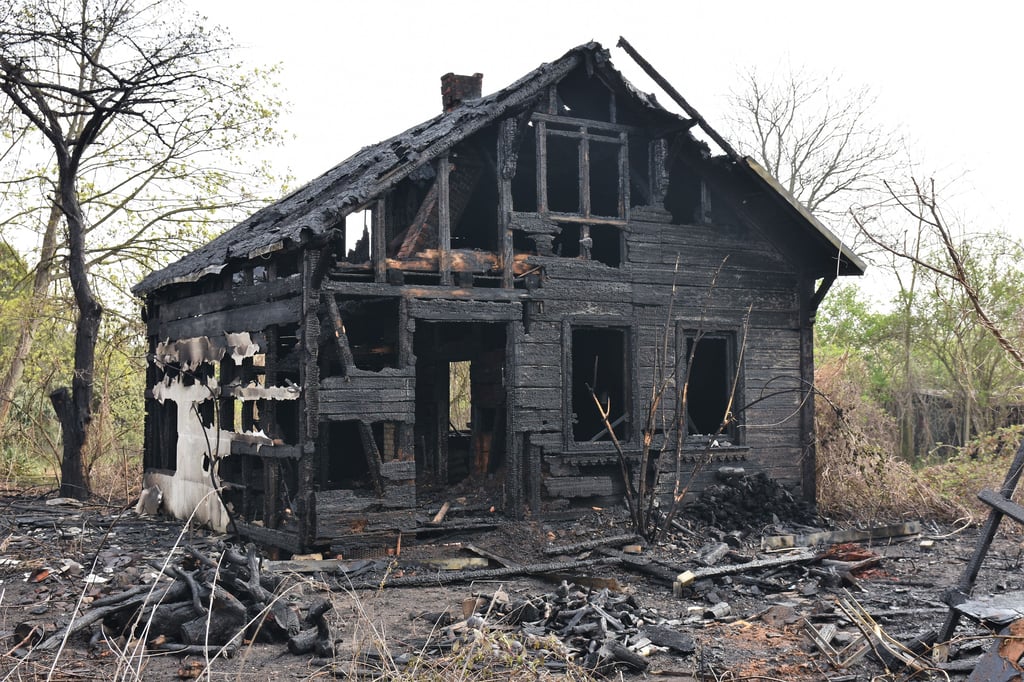 So sah das Haus am Kleinen Stadtmarsch nach dem verheerenden Brand aus. Inzwischen ist das Gelände beräumt.