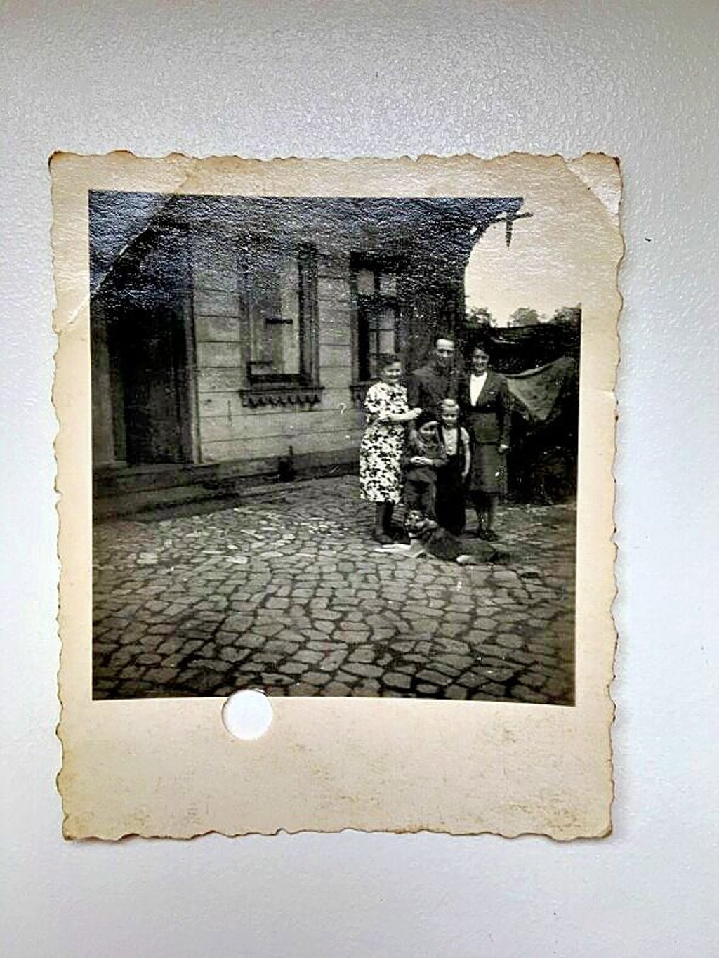 Ein altes Familienfoto vor dem Haus. Der Platz vor dem Fachwerkbau war gepflastert.