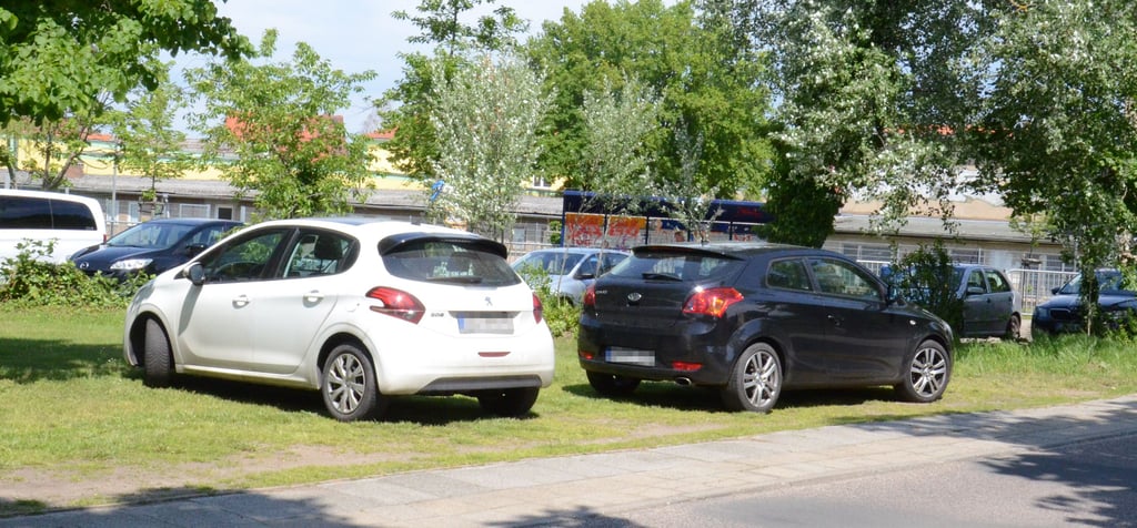 Weil an Schule und Jugendfreizeitzentrum Kroko nur wenige Stellplätze zur Veffügung stehen, werden Autos auch auf der Grünfläche an der Buswendeschleife abgestellt. Eine Kette soll dem Einhalt gebieten.