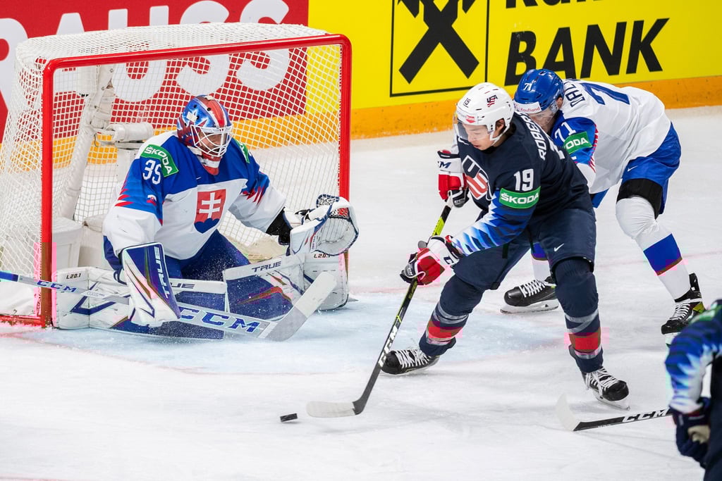 US-Spieler Jason Robertson (M) schießt auf das Tor des tschechischen Torhüters Adam Liska (l).