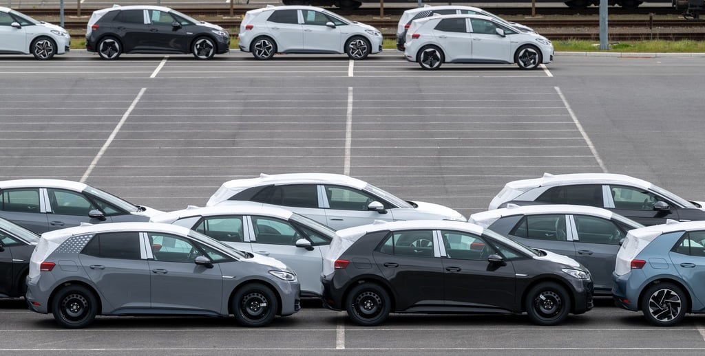 Neuwagen des neuen elektrischen ID.3 von Volkswagen auf einem Werksparkplatz im Volkswagen Werk Zwickau.