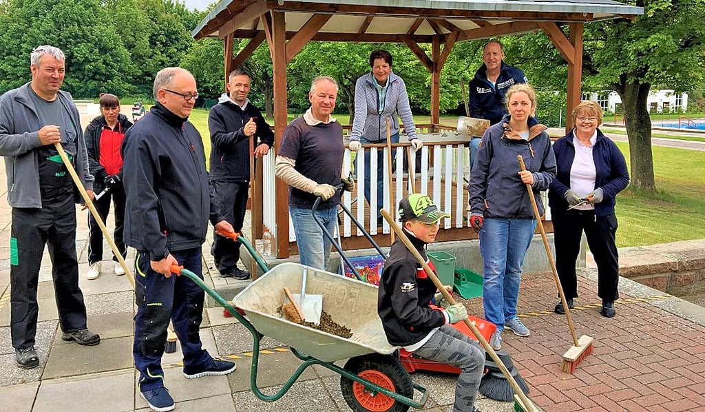 Mitglieder und Helfer des Fördervereins haben das Oschersleber Freibad bei einem weiteren Arbeitseinsatz schick für den Saisonstart gemacht.