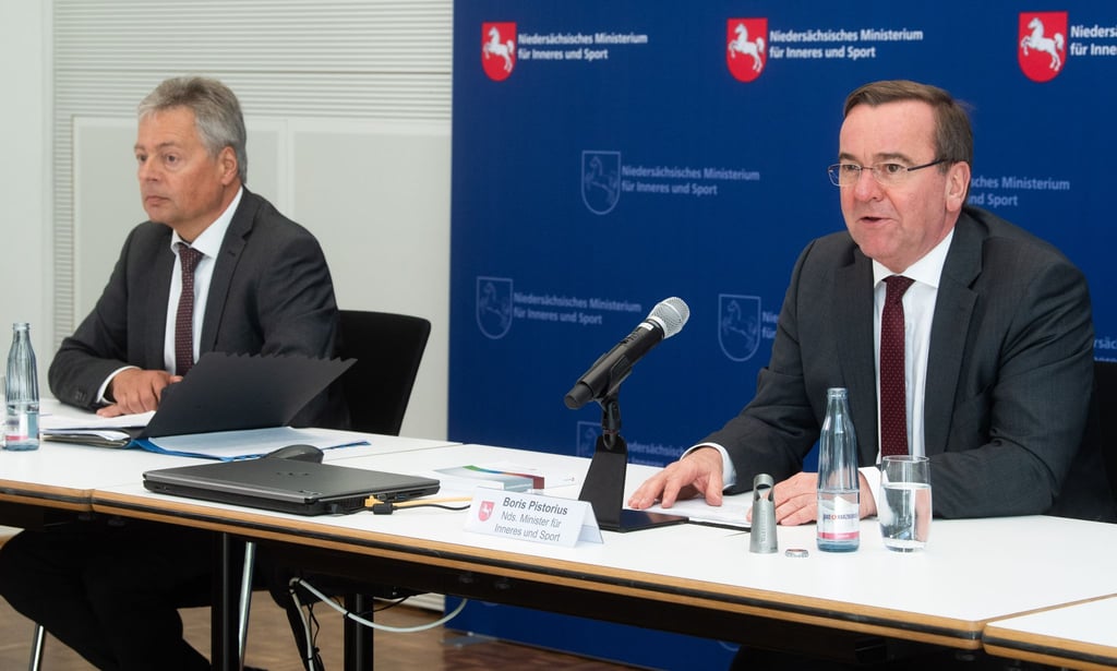 Innenminister Boris Pistorius (SPD, rechts) und Verfassungsschutz-Präsident Bernhard Witthaut.