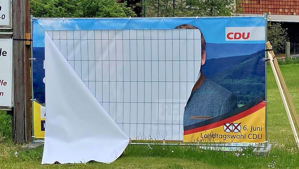 Wie hier zum Beispiel in Drübeck wurden mehrere Banner und Plakate im Wahlkreis 15 Opfer von Vandalismus.