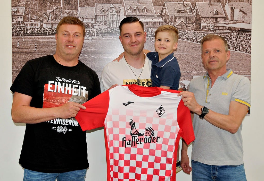 Paul Kirchner (Mitte) wird gemeinsam mit seinem jüngsten Sohn Bruno von Vereinschef Hartmut Kläfker (links) und dem Sportlichen Leiter, Dirk Rühr, als Neuzugang des FC Einheit Wernigerode präsentiert.