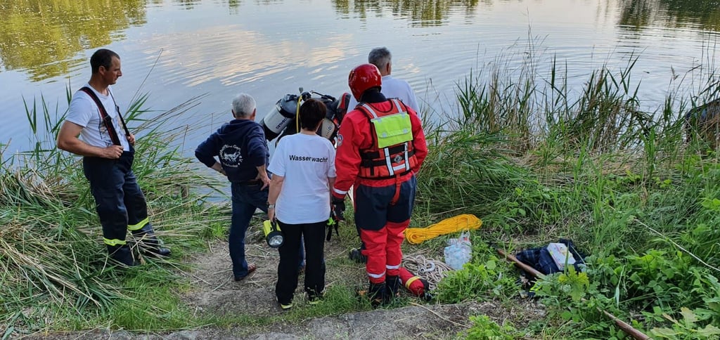 Rettungseinsatz der Wasserwacht an Gladows Loch in Parey am Mittwochabend.
