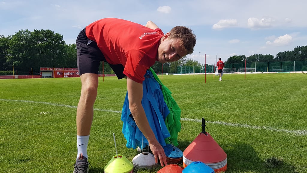 Tobias Schilk ist gerade als Aushilfstrainer der U19 des HFC