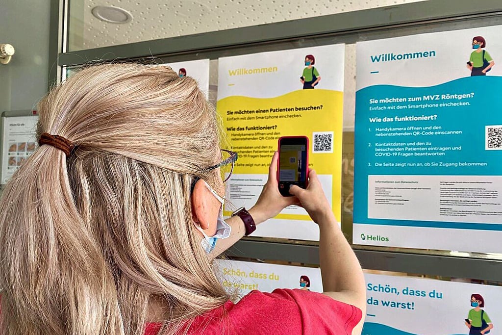 Wer ein Smartphone hat und einen Patienten in der Helios Bördeklinik besuchen möchte, kann sich nach dem Abfotografieren eines QR-Codes digital registieren.
