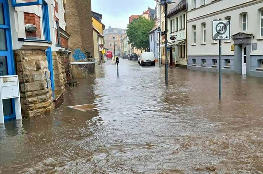 Nach einem heftigen Wolkenbruch am 31. August vergangenen Jahres stand die Sangerhäuser Bahnhofstraße unter Wasser.
