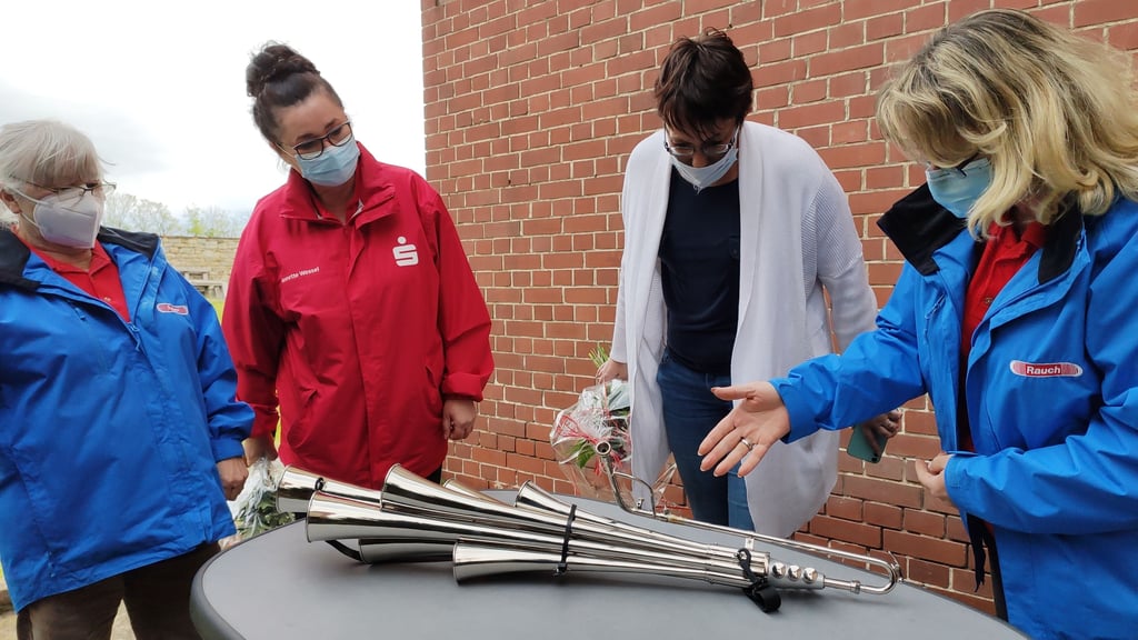 Peggy Branse zeigt Monika Thiem (l.), Annette Wessel (2.v.l.) und Susan Falke, was an einer Schalmei repariert werden muss.