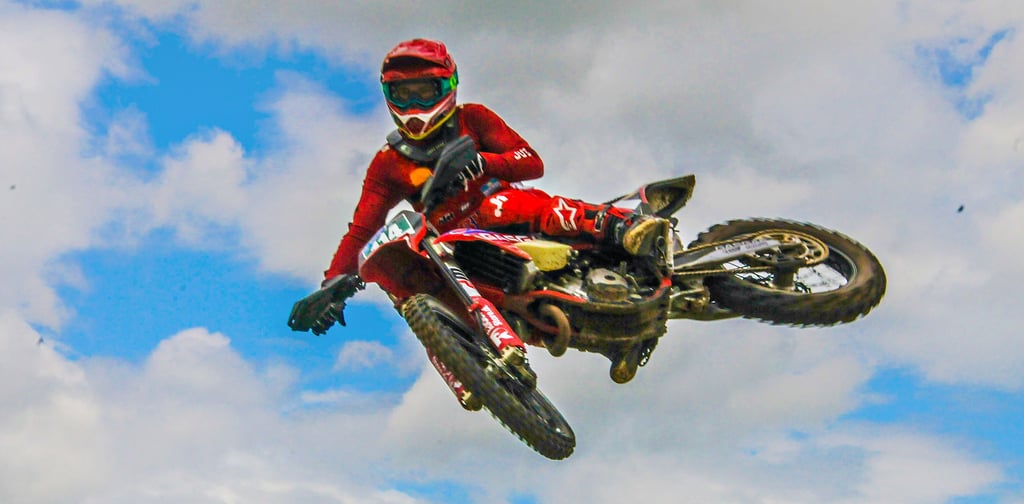 Wer behauptet, dass Endurofahrer nicht auch große Sprünge wagen? Tristan Hanak vom MSC Burg, hier auf der Motocrosstrecke in Gödnitz, hat nach seinem dritten Platz am zweiten Tag des Europameisterschaftslaufs in Castel di Tora sowie dem aktuell vierten Rang in der Gesamtwertung der Klasse Junior E1 Blut geleckt.
