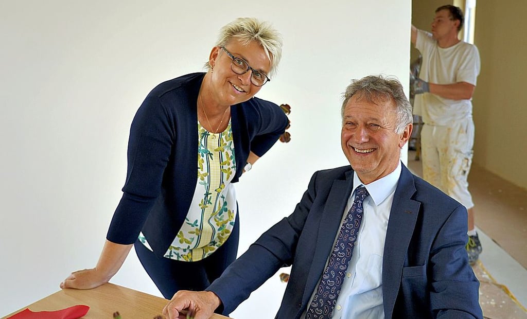 Schulleiterin Dorothee Schwuchow und Jerichows Bürgermeister Harald Bothe nehmen das neue Stockwerk in Augenschein.