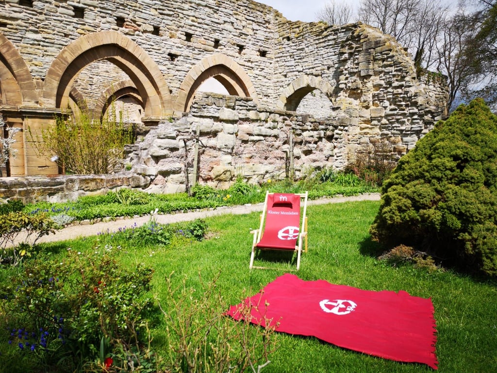 Neben den bekannten Liegestühlen können vor allem künftige Übernachtungsgäste auf der neuen Picknickdecke Speis und Trank inmitten des idyllischen Klosgergartens genießen.