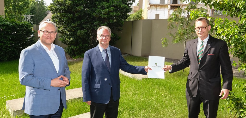 Übergabe Förderbescheid von 2,1 Millionen Euro von MP Reiner Haseloff (Mitte) an Landrat des Burgenlandkreises Götz Ulrich (links) und dem Zeitzer Oberbürgermeister Christian Thieme in der Kunststiftung des Landes Sachsen-Anhalt in Halle.