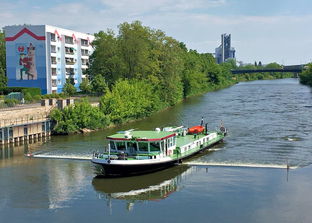Das Flächenpeilschiff „Domfelsen“ passierte auf seiner Prüffahrt stromaufwärts am Mittwochmittag Bernburg.