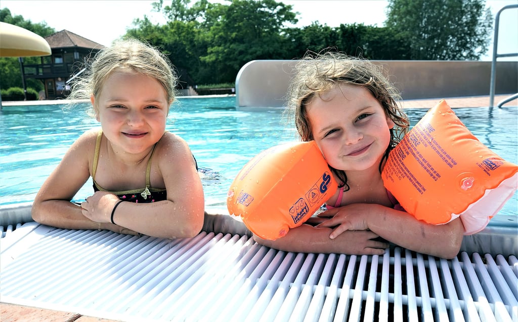 Johanna Lahmann und ihre Schwester Maria zählten 2020 zu den ersten Gästen im Salzwedeler Freibad.