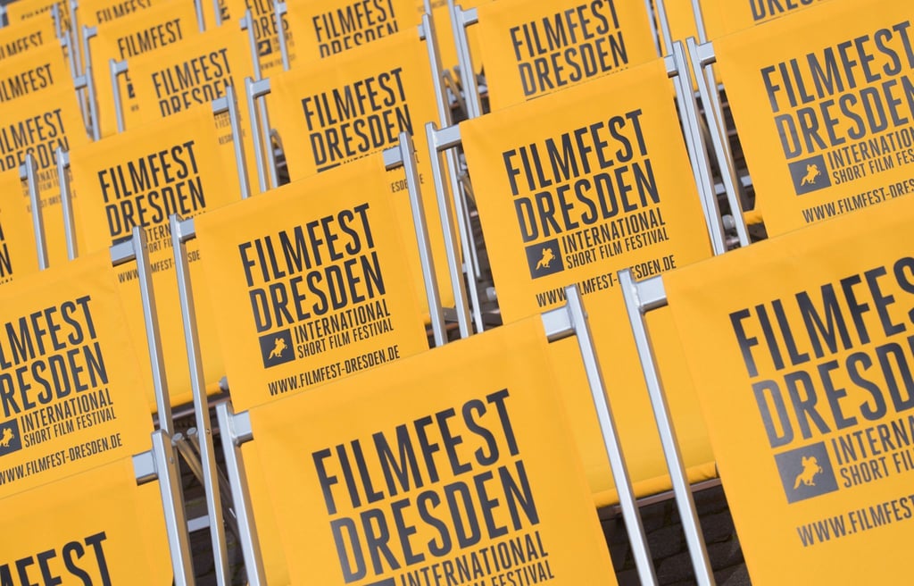 Klappstühle mit der Aufschrift „Filmfest Dresden“.