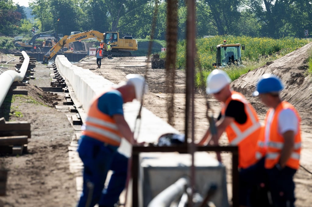 Mitarbeiter der Ontras Gastransport GmbH arbeiten bei der Erneuerung der Ferngasleitung Lauchhammer-Strehla, am Ufer der Elbe.