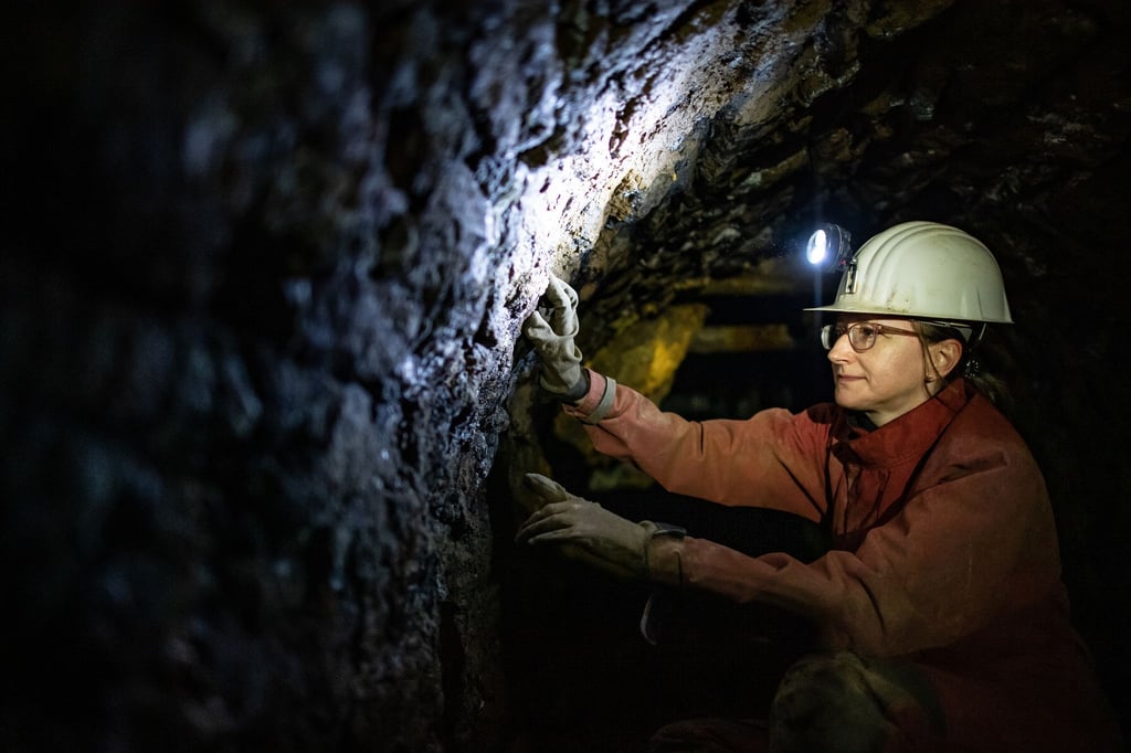Katharina Malek, Referentin für Montanarchäologie des Niedersächsischen Landesamt für Denkmalpflege, untersucht Spuren der alten Bergleute im Bergwerk Rammelsberg.