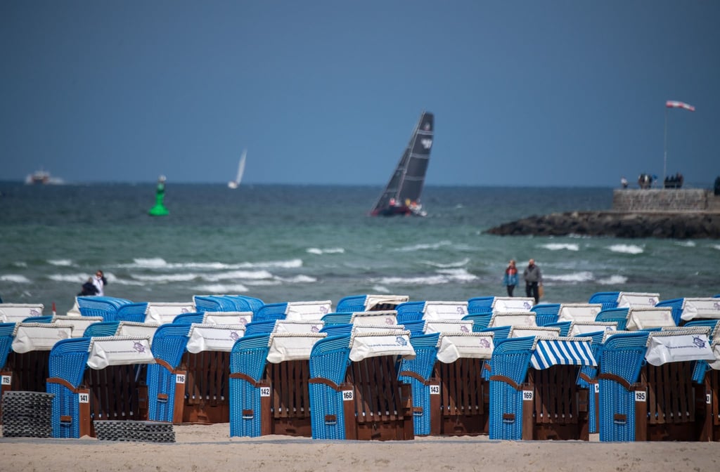 Leere Strandkörbe stehen am Strand an der Küste der Ostsee.