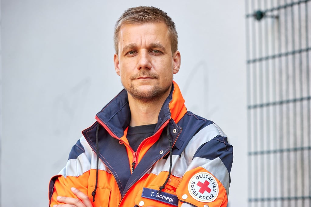 Tobias Schlegl, Musiker, Moderator, Autor sowie Notfallsanitäter, trägt bei einem Fototermin im Schanzenviertel eine Rettungsdienstjacke.
