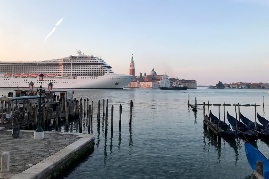 Zum ersten Mal seit der Corona-Pandemie passiert mit der MSC Orchestra ein Kreuzfahrtschiff den Giudecca-Kanal bei Venedig.