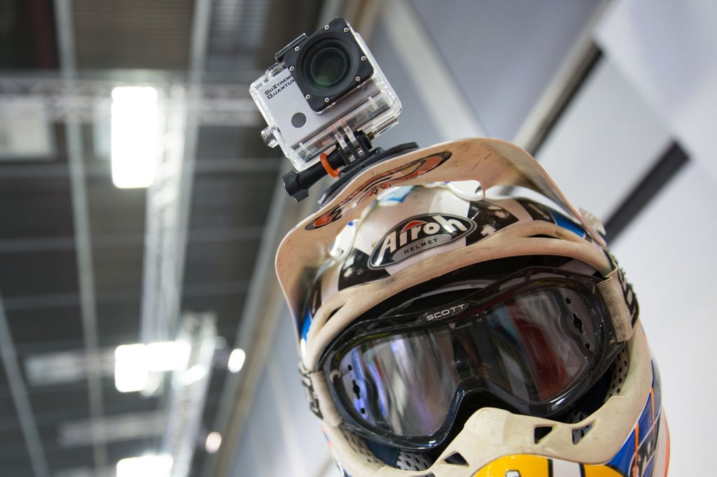 Hält am Helm: Actioncams werden meist mit umfangreichem Zubehör geliefert, das auch unkonventionelle Befestigungsmethoden erlaubt.