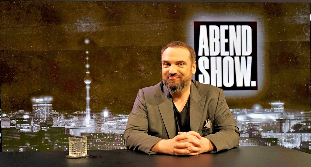 Der gebürtige Salzwedeler Ingmar Stadelmann am Studiotisch seiner „Abendshow“ im Funkhaus des TV-Senders RBB in Berlin. Die Volksstimme schaute dem Comedian bei der Produktion seiner Live-Show einen Tag über die Schulter.