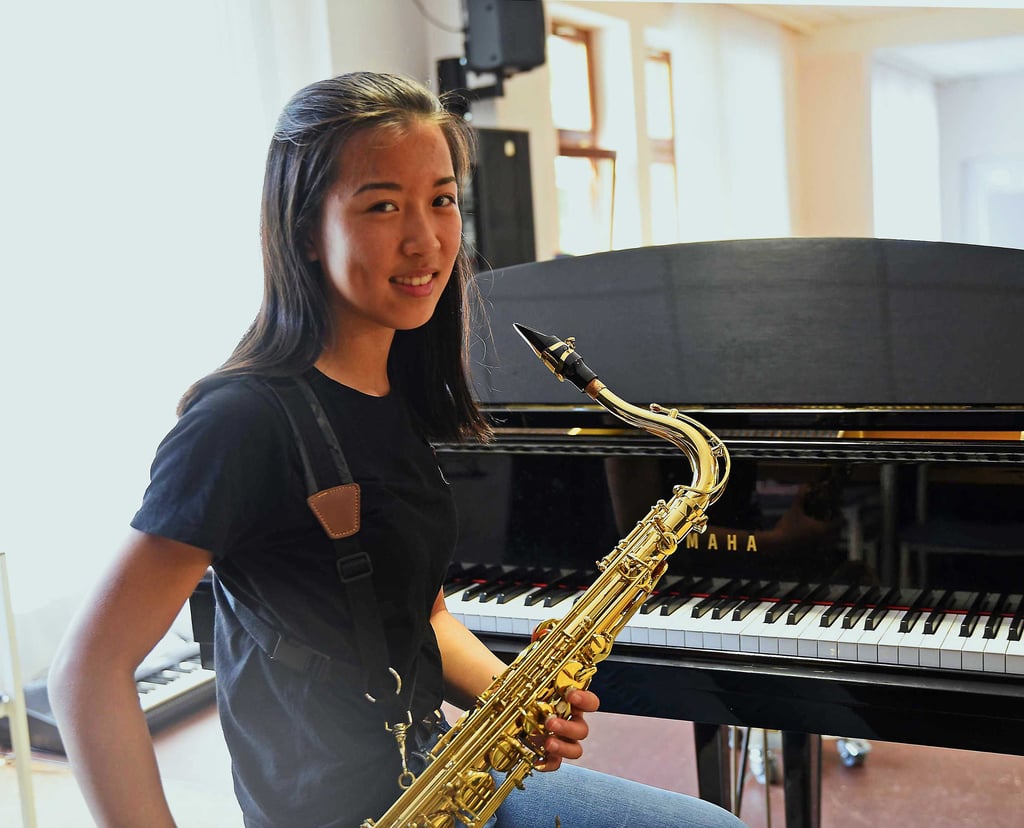 Helen Liu spielt sowohl Klavier als auch Saxophon.