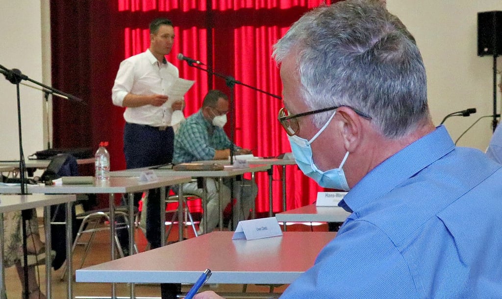 Die CDU-Stadtratsfraktion, hier mit Marc Blanck (stehend), der den Antrag stellte, will bis 2022 eine Satzung für Sauberkeit und Ordnung in der Einheitsgemeinde auf den Weg bringen. Ordnungsamtsleiter Detlef Meyer (vorn) notierte schon einmal den Termin.
