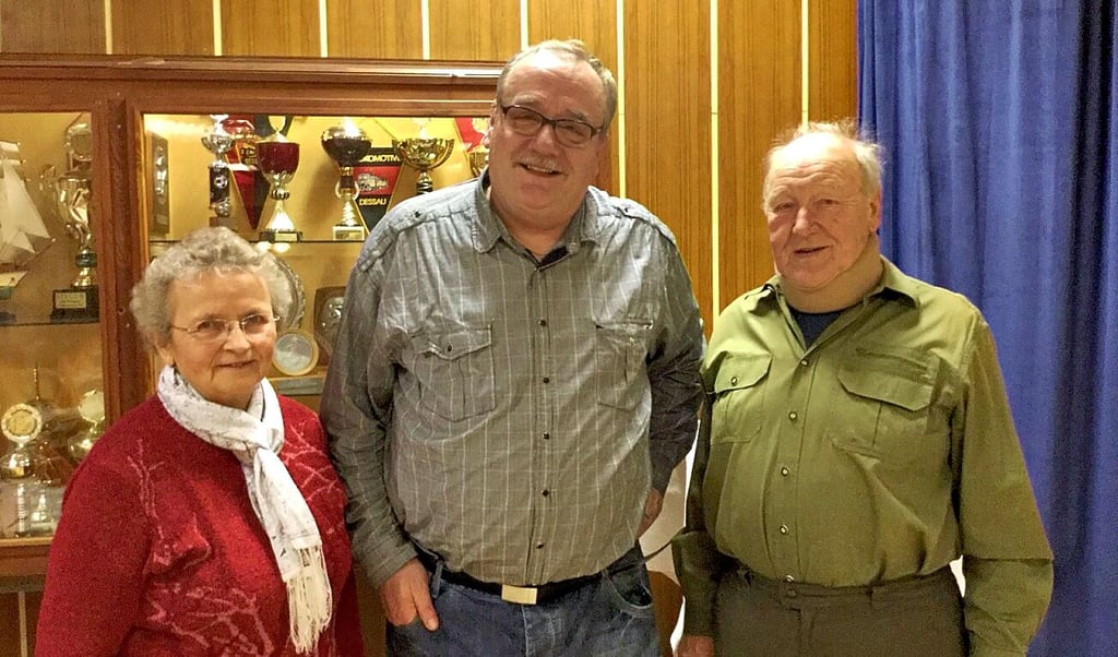 Zusammen mit Elke Joost (links im Bild), gründete Wolfgang Hensel (rechts) die Bürgerinitiative Mosigkau, die 2019 Karsten Lückemeyer (Mitte) für die Ortschaftsratswahlen 2019 ins Rennen schickte.