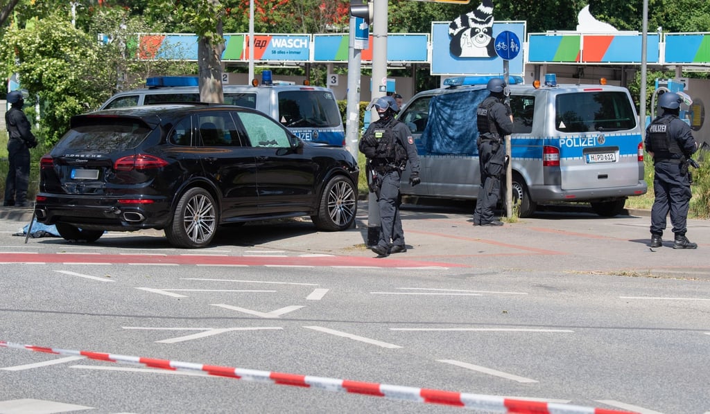 Polizisten sichern den Tatort in Hannover.