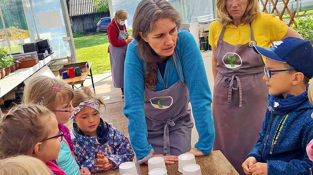 Kräutermemory mit Anneli Borgmann: Unter jedem Becher versteckt sich ein Gewächs.