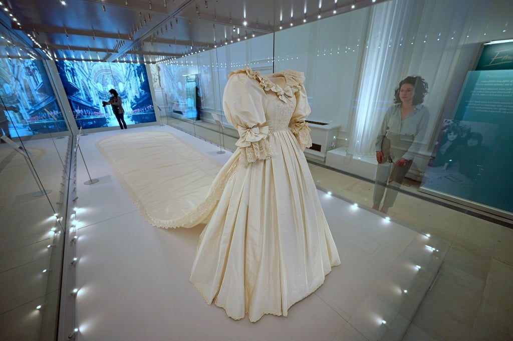 Das Hochzeitskleid mit der spektakulären lange Schleppe von Diana, Prinzessin von Wales, ist in der Ausstellung „Royal Style in the Making“ zu sehen, die ab 03. Juni 2021 im Kensington Palast für die Öffentlichkeit zugänglich ist.