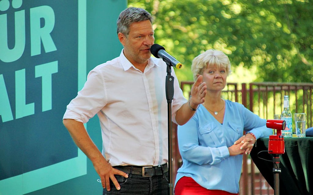 Robert Habeck und Conny Lüddemann auf der Bühne am Peißnitzhaus