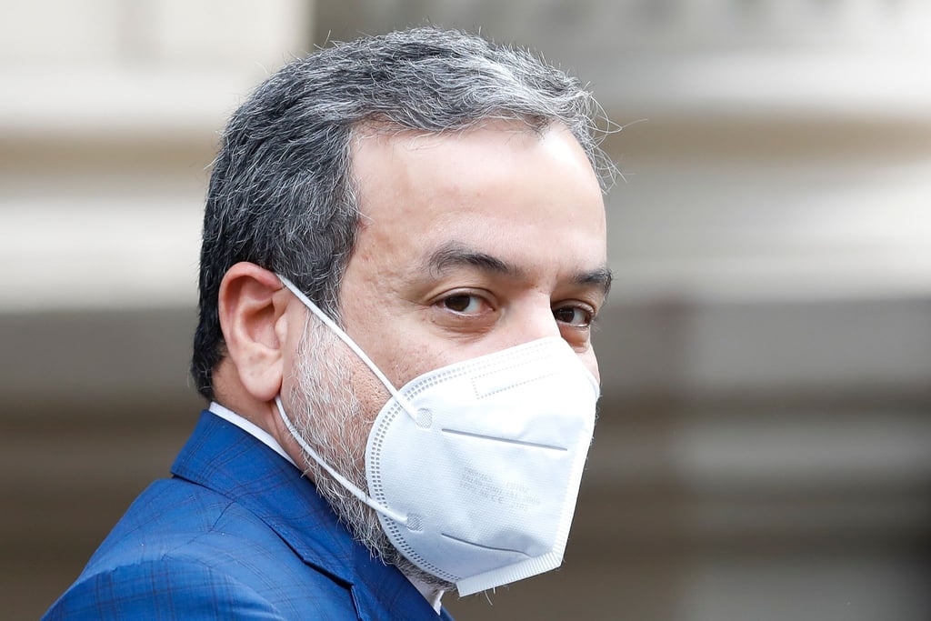 Abbas Araghchi verlässt das Grand Hotel Wien, in dem Gespräche zur Rettung des Atomabkommens mit dem Iran geführt werden.