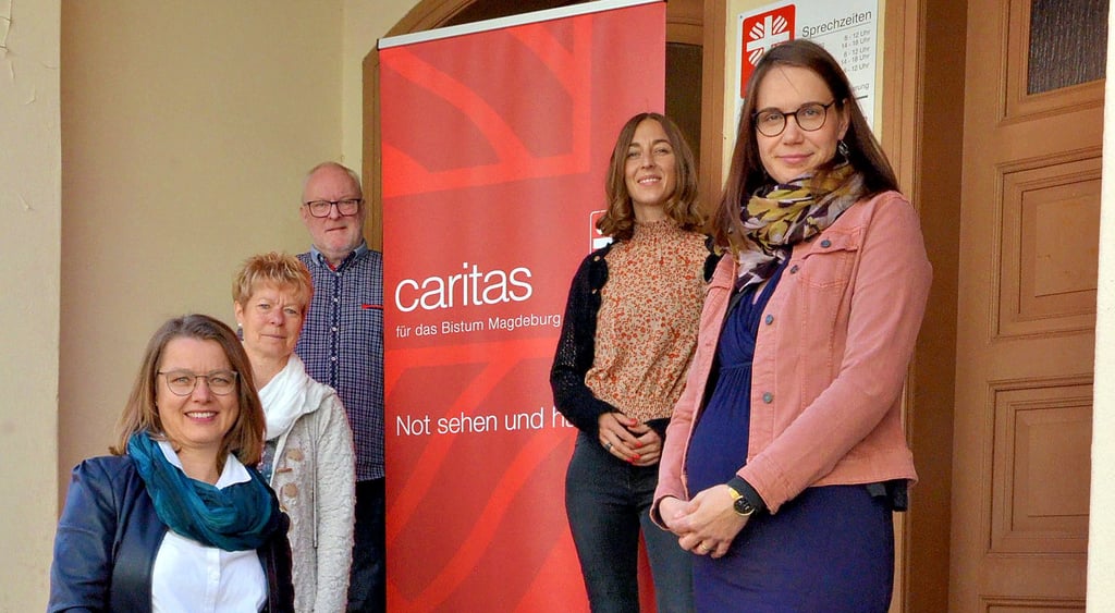 Christiane Jaeger (vorne links) ist die neue Stendaler Caritas-Chefin. Das Team komplettieren Birgit Muschal, Uwe Oppermann, Patricia Streißenberger und Julia Kittner.