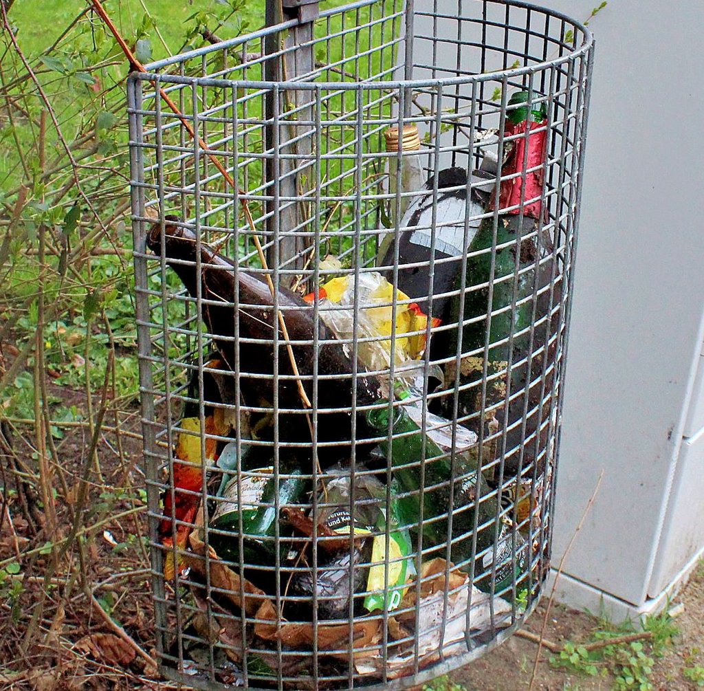 So wie hier am Steinweg in Weferllingen sollte Müll beseitigt werden, in Abfallkörben. Die Realtität sieht anders aus. Diesen Müll haben Helfer beim Frühjahrsputz aus den Rabatten gesammelt.