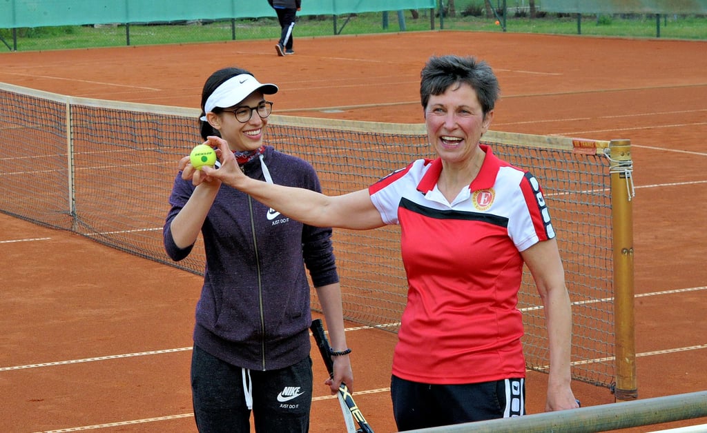 Für Anfänger gibt es besondere Bälle. Anke Thiermann und Tochter Anja zeigen so einen Ball.