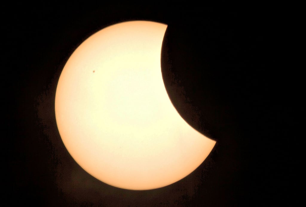 So in etwa wird sich am kommenden Donnerstag die partielle Sonnenfinsternis zeigen. 13 Prozent der Sonne werden durch den Mond verdeckt. Das Foto stammt vom 20. März 2015 aus der ersten Phase der damaligen Sonnenfinsternis, die damals noch weit mehr verdeckte als er jetzt der Fall sein wird.