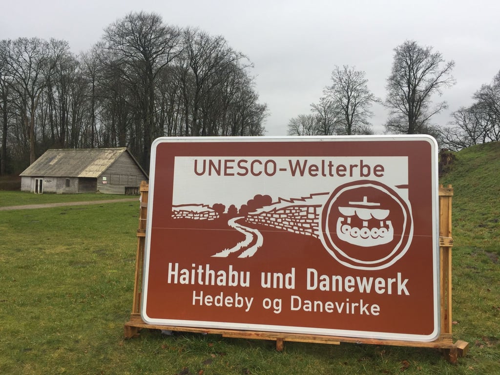 Ein neues Autobahnschild steht bei einem Pressetermin vor der Befestigungsanlage Danewerk aus der Wikingerzeit.
